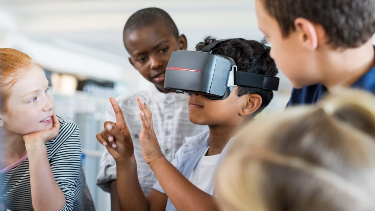 Myopia and VR: Playing Without Glasses and Treatment Claims