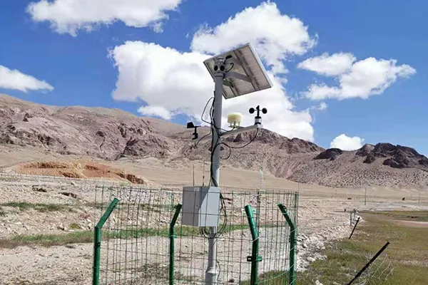 Weather station device operating in harsh outdoor environment.