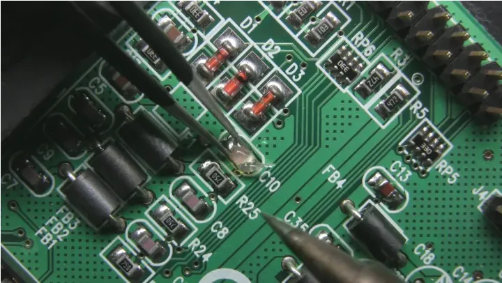 Microscope image of a solder bridge between two fine-pitch pads