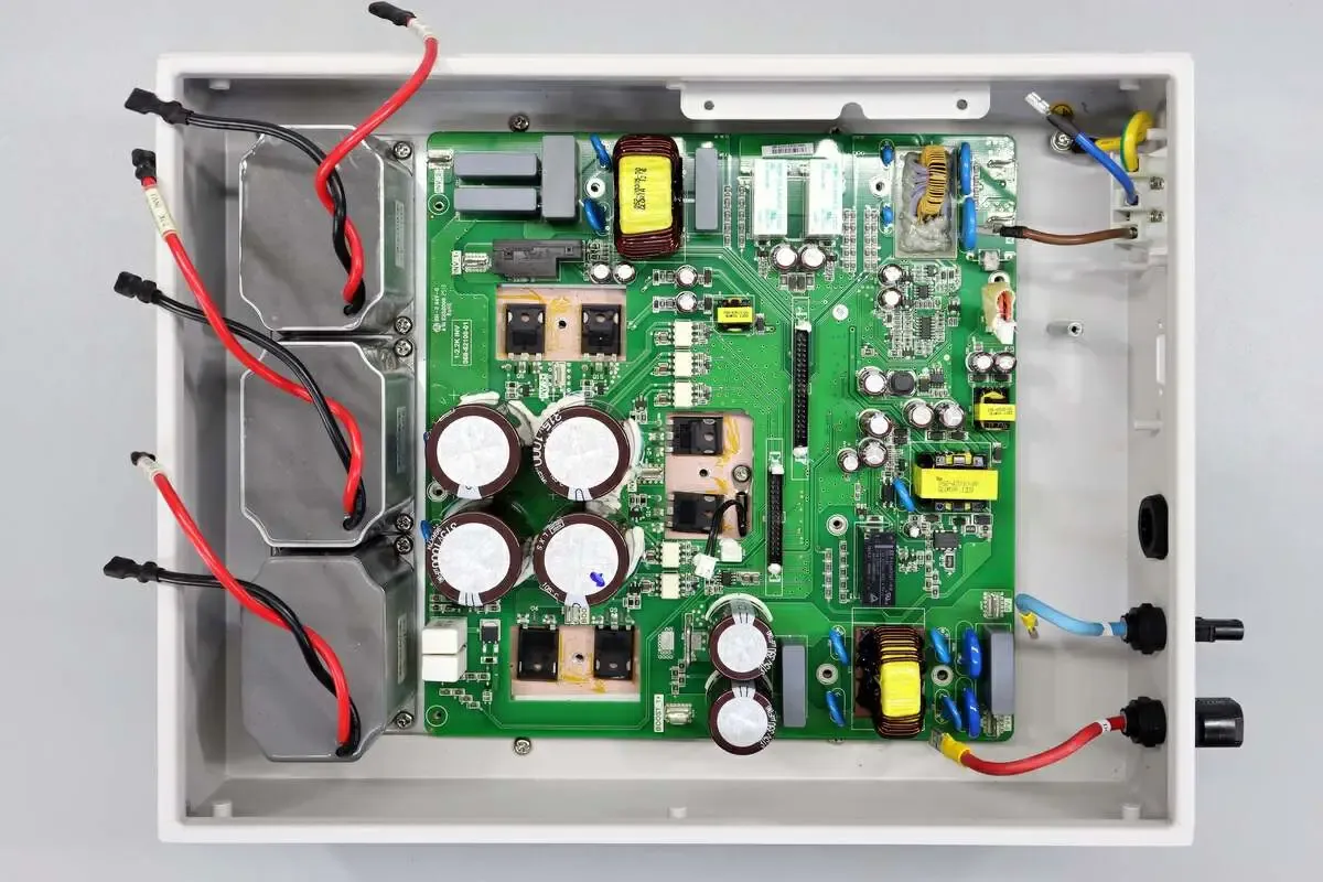 Solar inverter with internal PCB for power conversion