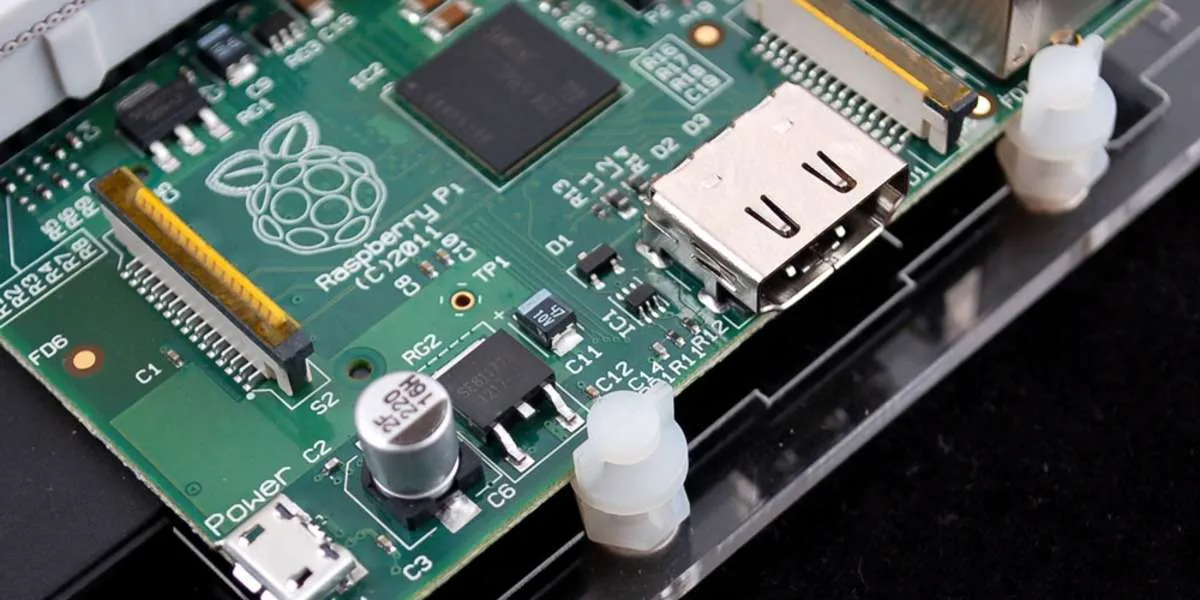 Vibration-resistant PCB assembly with secure mounting for warehouse equipment durability