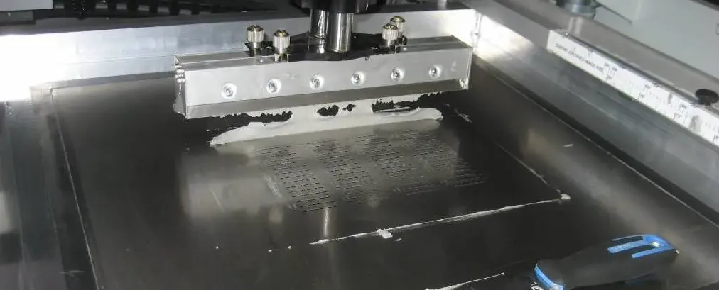 Automatic solder paste printer applying paste via stencil