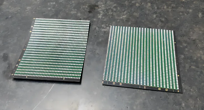 Comparison of warped and flat PCB for SMT assembly.