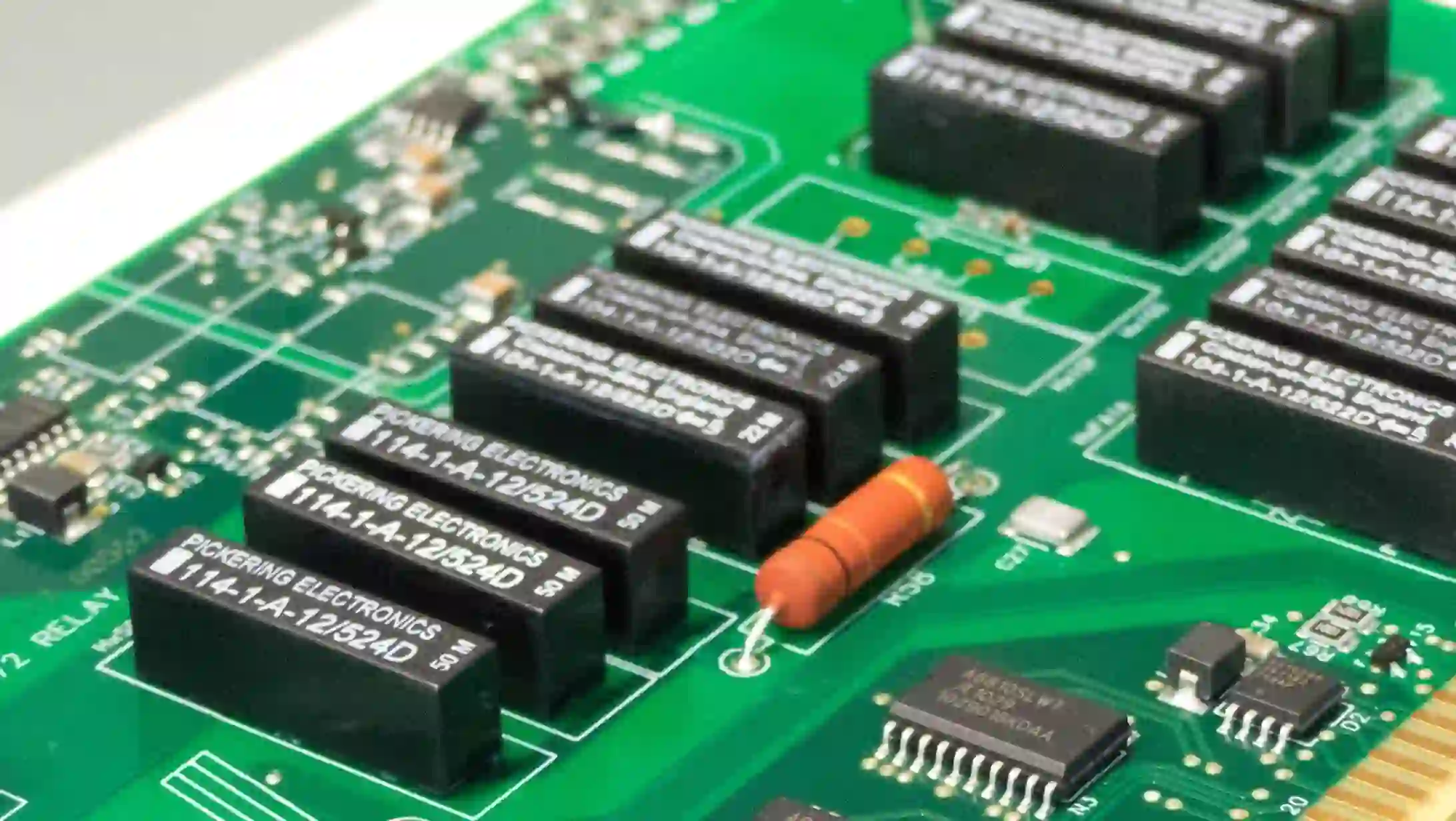 PCB mounting techniques for railway with shock-absorbing mounts
