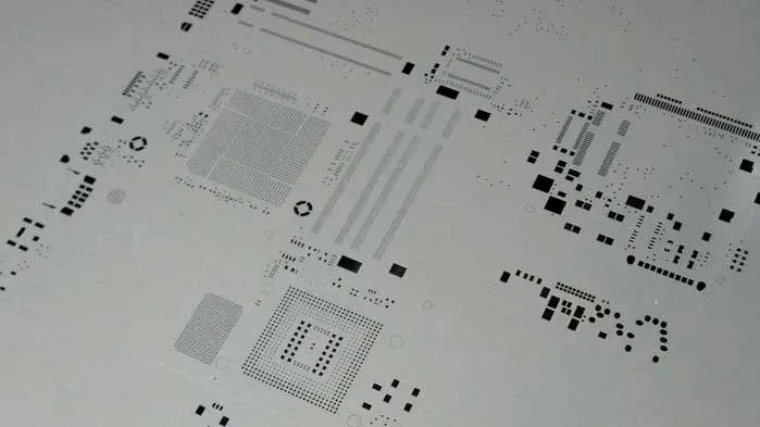 Step stencil design for mixed-component SMT assembly