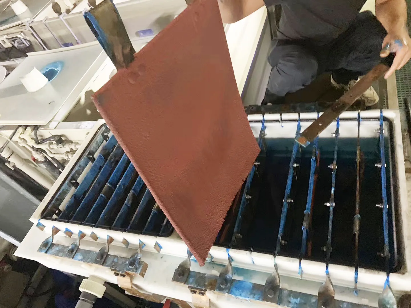 Eco-friendly etching tank with copper recovery system in single-sided PCB production
