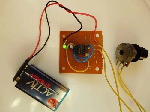 Simple PCB project for students: LED blinking circuit.