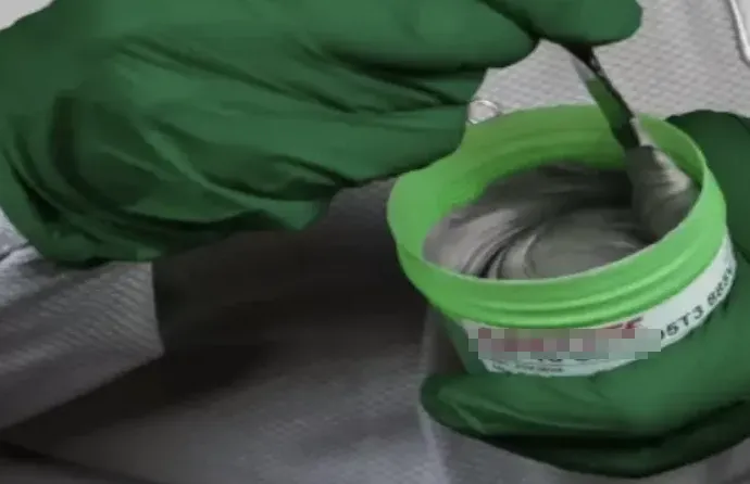 Proper solder paste handling with clean tools to prevent contamination