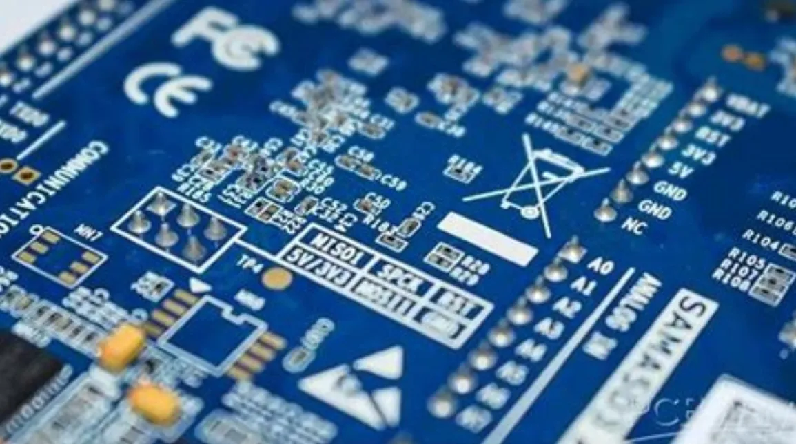 PCB with high-contrast silkscreen color for easy assembly