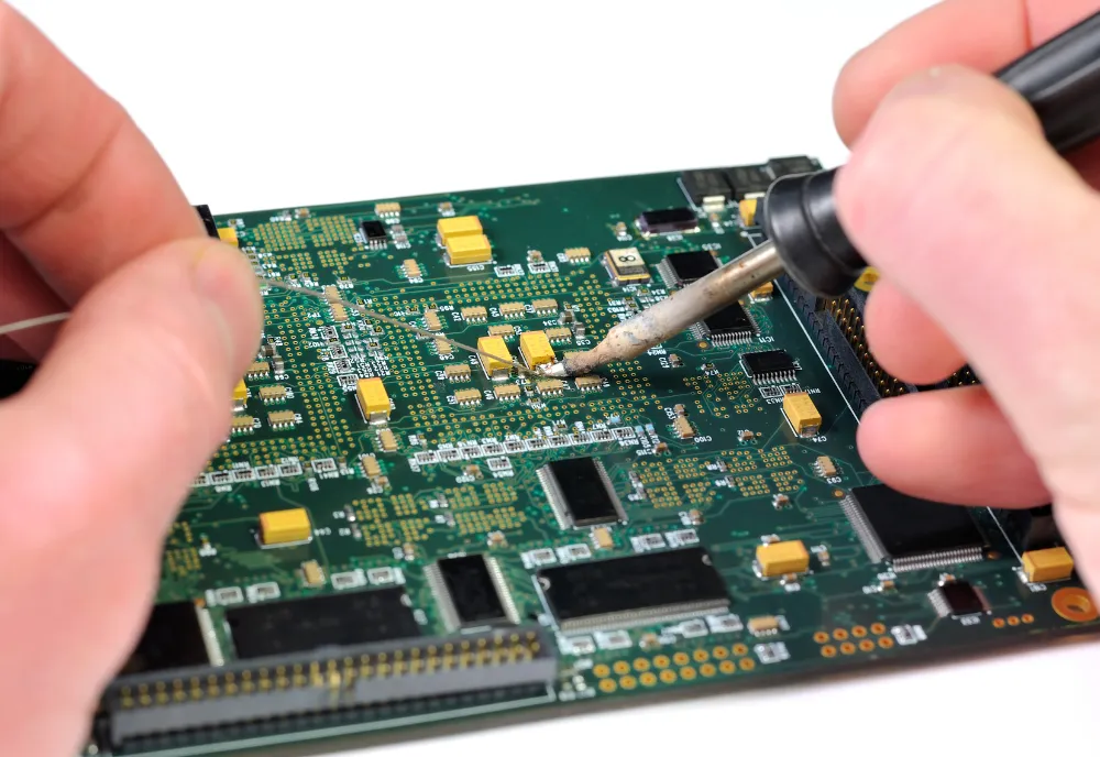 High-density PCB with SMT clips in a compact electronic device