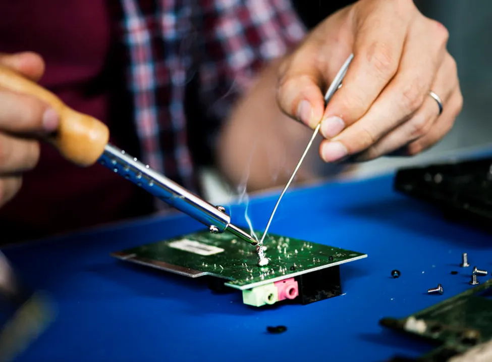 Proper soldering technique for PCB assembly to minimize defects