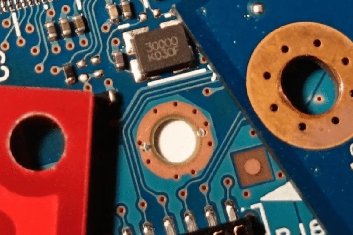 Comparison of NPTH and PTH holes on a PCB for design clarity.