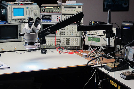 Workbench setup for fine pitch rework with hot air station and microscope