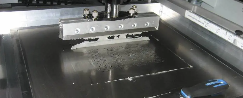 Automatic solder paste printer applying paste via stencil