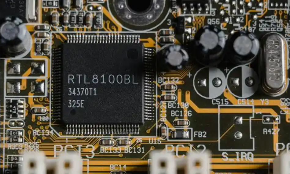 Comparison of FR-4 and advanced automotive PCB materials for extreme conditions.
