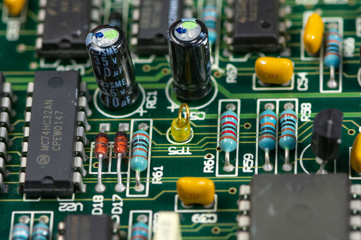 Proper silkscreen spacing on PCB for readability