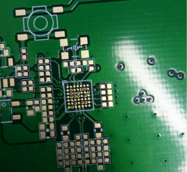Close-up of LPI solder mask on a fine-pitch PCB with precise pad definitions