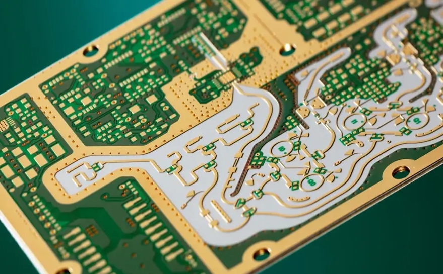 High-frequency PCB with surface finish for GHz applications