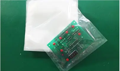 Vacuum-sealed PCB packaging with desiccant for OSP protection.