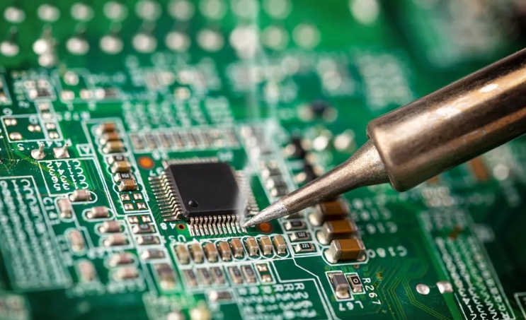 Close-up of THT and SMT solder joints showing durability differences under stress