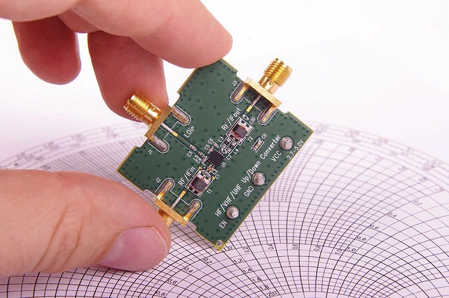 PCB with embedded antenna for IoT wireless connectivity