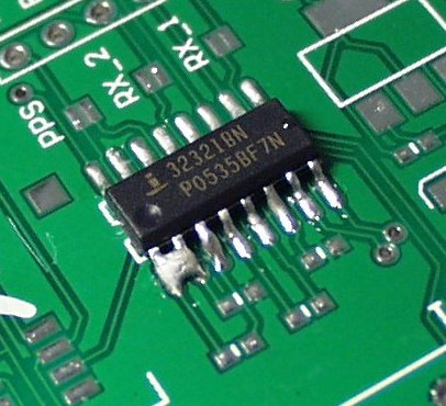 Solder bridging defect on a PCB