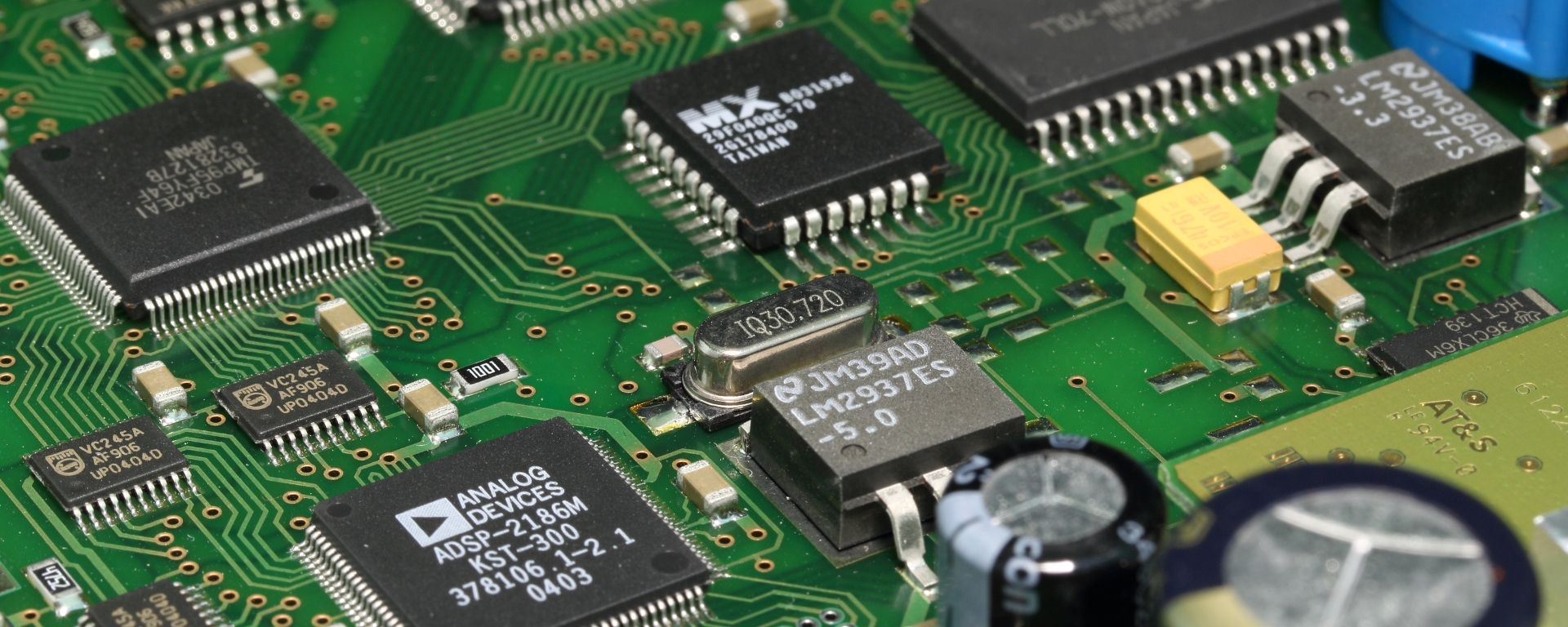 Perfectly soldered PCB with reliable joints from optimized wave soldering temperature.