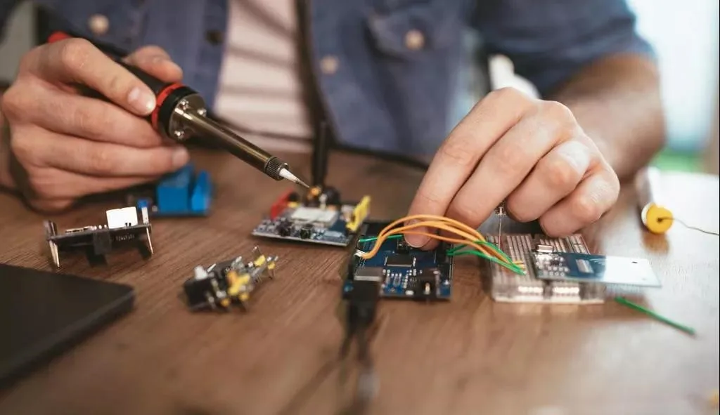 Soldering a component onto a rigid PCB with a soldering iron