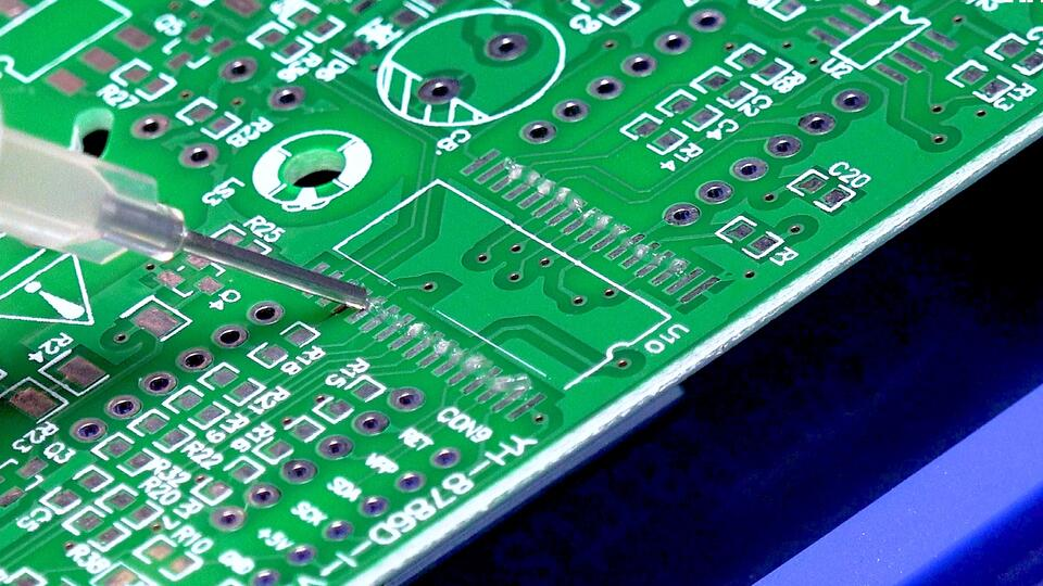 Applying flux to PCB pads before soldering 0402 components