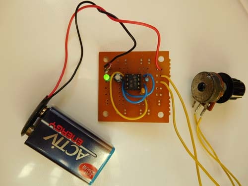 Simple PCB project for students: LED blinking circuit.