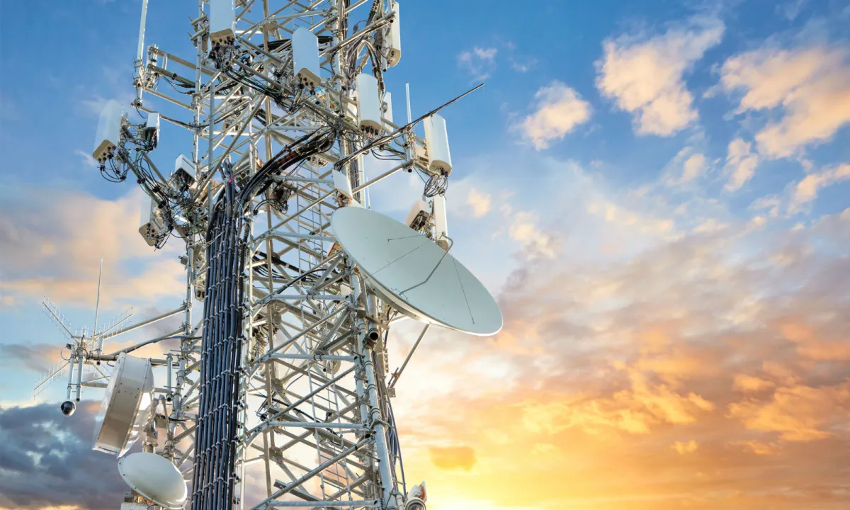 Telecommunication base station with high-frequency PCB