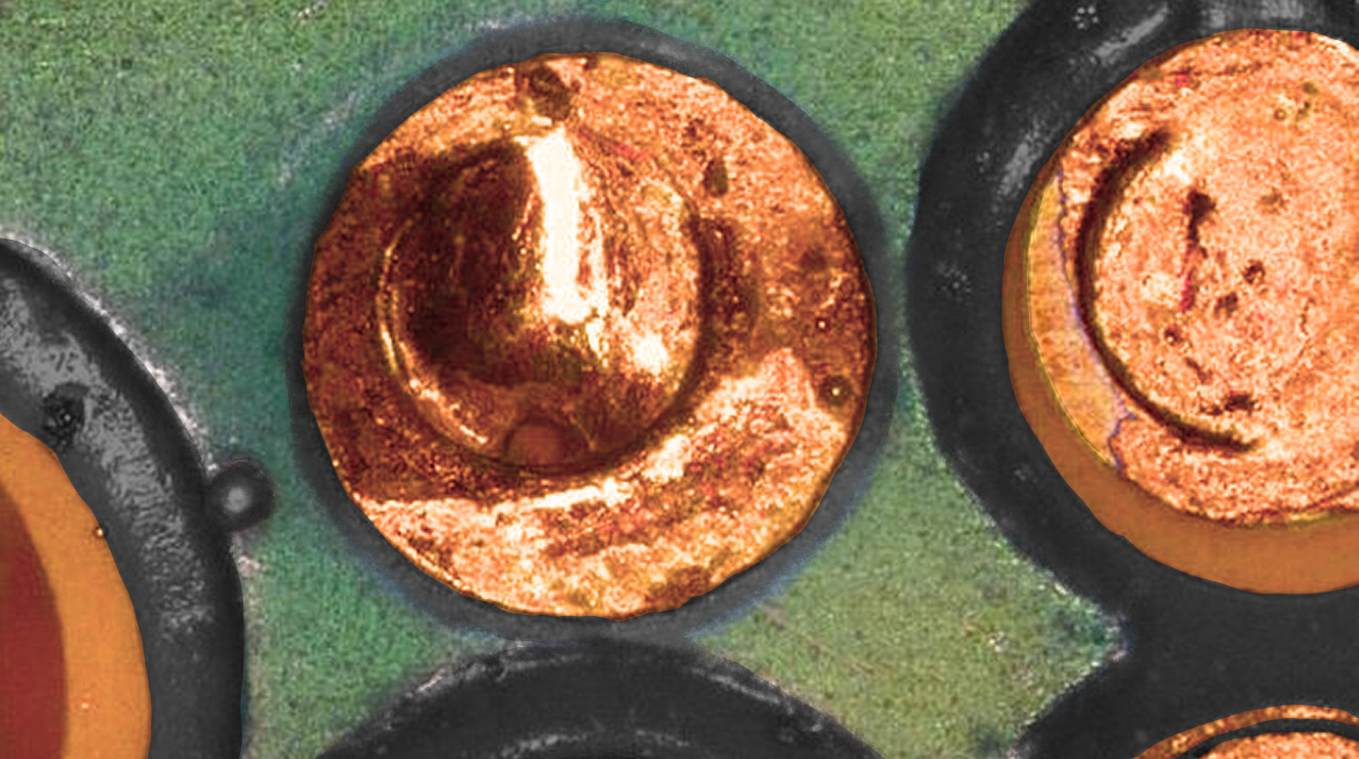 Failed solder joint on PCB caused by ENIG black pad defect.