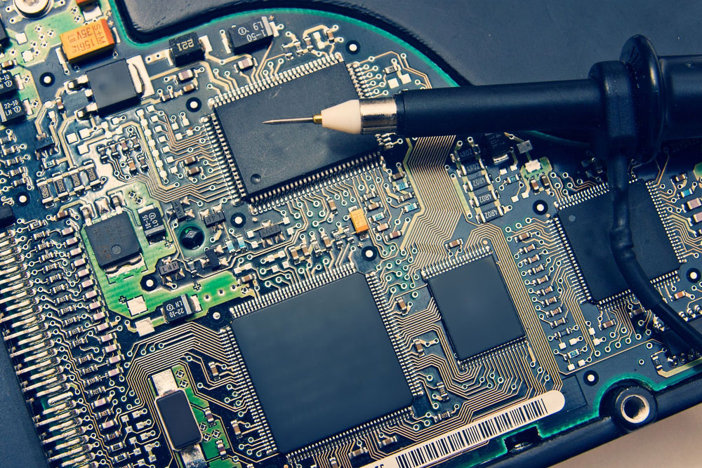 Fine-pitch component with solder paste on PCB
