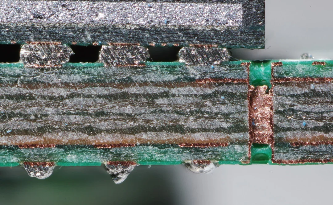 Diagram of signal reflection due to uneven copper distribution in PCB design.