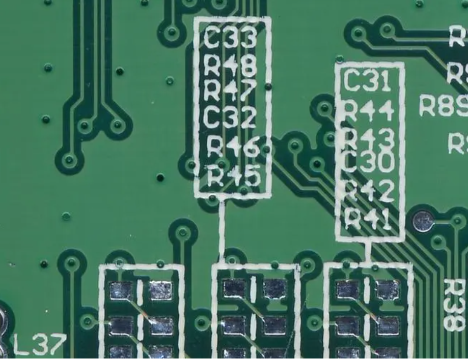 Comparison of poor vs. proper silkscreen placement on PCB for clarity.