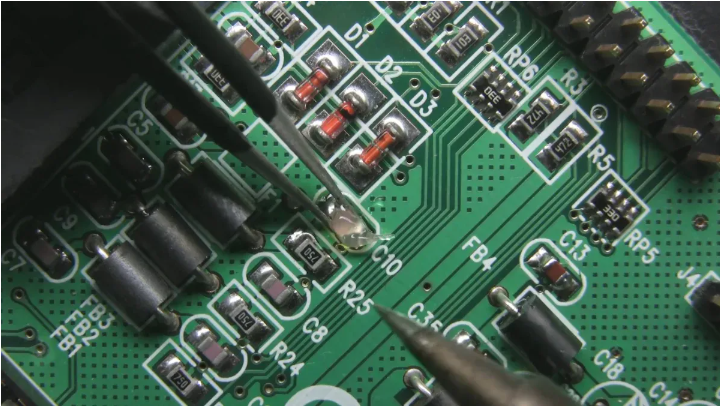 Microscope image of a solder bridge between two fine-pitch pads
